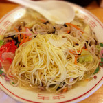 チャンポンの店 松露 - 麺は細麺。