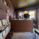 MILES COFFEE  ONOBORI - 店内はシャンパンゴールド色の天井、大きなガラス窓のある淡桃色の壁、艶消し白の六角形のタイル貼り床、大きなスタンド照明、コンパクトな厨房、スッキリとしつつも和み感のある空間、BGMは洋楽