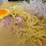 らーめん飛馬 - 中細麺だったと記憶してるけど写だと太く感じる