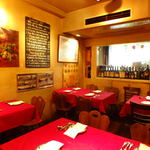 OSTERIA Baccano - イタリアの町中のレストランで食事を楽しんでいるかのような店内。