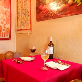イタリアの雰囲気を楽しむテーブル席