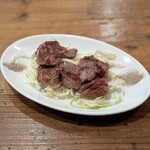 六 - 豚のほほ肉♪ こちらは下にはキャベツだよ〰️ん♪