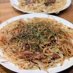 六 - 手前はそば入りで卵無しよ〰️♬　焼きそばみたいww