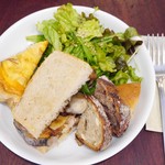 パーラー江古田 - キッシュとサンドのシェア盛り（チキンとまいたけ、スナップエンドウとれんこんのWを食パンで）