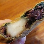 たい夢 - よもぎ小倉は、よもぎなのは皮だけ。餡は普通の小倉餡。そして餡と一緒にぎゅうひが入っていました。