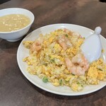 岷江飯店 - 料理写真:エビチャーハンとセットのスープ