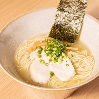 お酒の後の〆は、赤or白から選べる「鶏そば」でほっこり