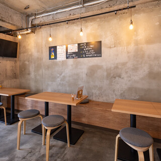 女性一人でも立ち寄りやすい、駅近の明るくお洒落な焼鳥店です◎