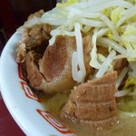 ラーメン二郎 - チャーシューがゴロゴロです