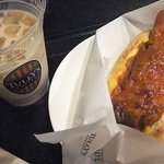 タリーズコーヒー - アイスカフェラテと、ホットドッグ。