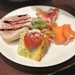 ピエーノ フェスタ - 前菜を取り分けて