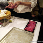 焼肉&ステーキ 格之進R - サーロインの握り　うに牛肉巻き