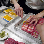 焼肉&ステーキ 格之進R - サーロインの握り　うに牛肉巻き