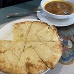 インド料理 ヒマラヤ - Ａランチセット(バターチキンカレーとチーズナン)