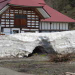 そば処　西村屋 - 4/24になりますが、この残雪は・・・