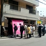 烈志笑魚油 麺香房 三く - 店内にも待ち席あります