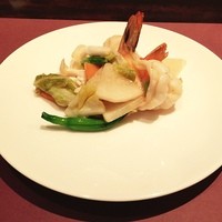 中国料理 神戸壺中天 - メイン1つ目はエビと野菜の塩炒め。
                エビは大ぶりでムチっと感もあり美味いですよ！
                が、皿と野菜とのボリューム・盛り付けに難ありですね〜