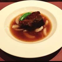 中国料理 神戸壺中天 - もう一つのメイン。牛ほほ肉の柔らか煮。
                確かに柔らかく煮込んであります。味もしっかり付いてます。
                が、塩分高いですねー。量は少ないけど、後半疲れます…