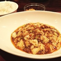 中国料理 神戸壺中天 - 最後に卵スープごはん漬物に人気の麻婆。
                私にはカラシビが全く足りず、物足らない麻婆となってしまいました。
                が、神戸のマダムにはパンチの少ないこれ位のカラシビが良いのかもしれませんね。
                であるなら、前半の塩炒め・牛ほほ肉も塩分抑えて軽めに仕上げて欲しいと思ったランチでしたー
                
                少しイイランチという選択肢なら、ハズレでは無いと思いますー
