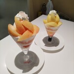タカノフルーツパーラー - 料理写真:左　私の福島の桃のパフェ