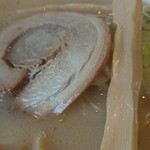 信長ラーメン - チャーシューとメンマのアップ（2015．4撮影）