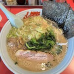 山岡家 - 料理写真:醤油ラーメン中盛アプリクーポンでほうれん草と薬味ネギとコロチャー
