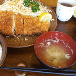 とんかつ　喫茶＆食事　ブローニュー - トンカツ1140円、特製タレで、ピンボケだな(ﾟ-ﾟ)