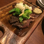 BISTRO BAR A VIN  C - 牛リブロースステーキ 100g 1200円　200gです。+200円で温野菜orフライドポテトということで、温野菜Ver.