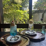 gallery CAFE とこのま - ドリンク写真:クリームソーダ＋カラフルゼリートッピング