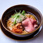 カラオケバー ロスカボス - ローストビーフとキムチの冷麺