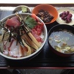 横浜魚市場卸協同組合 厚生食堂 - 本日のおすすめ丼\900+大盛り\100