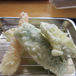 おやまうどん - 天婦羅はエビ、茄子、ピーマン、と玉葱の４種類でした。
