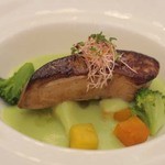 聖ヨゼフ館 - フォアグラのポアレ　空豆のヴルーテ　香ばしい野菜オイルの香り