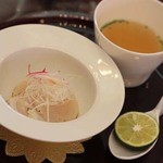 聖ヨゼフ館 - 三重県産真鯛とホタテ貝のカルパッチョ　潮のスープ　酢橘の爽やかな香り