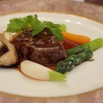 聖ヨゼフ館 - 特選黒毛和牛のステーキ　金山寺味噌のソース　土地土地野菜をふんだんに