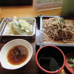 おやまうどん - 暫く待つと注文した天ざる８５０円がテーブルに運ばれてきました。
