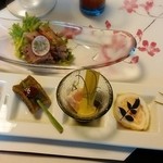 幸咲 - ★前菜・造里(鮪腹地の焼き切りバジルソース掛け 新玉葱と茗荷のサラダと供に)