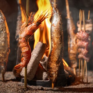 全席設置の炉端で焼き上げる厳選素材
