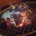 炭火焼肉 ロック - カルビ焼いているところ