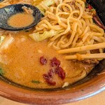 みそ屋 田所商店 - 卓上の辛味噌は、好きなだけ入れましょう。