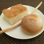 エノテカ イニッツィオ - グリッシーニ、フォカッチャ、くるみのプチパン