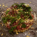 エノテカ イニッツィオ - 北海道ジャージー牛たたき風 タルタル仕立て スペルト小麦のサラダとともに