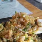 あじ屋 - やきめしの具は焼豚、玉子、青ねぎで味付けはやや濃い目で万遍なく入り熱々感もGood♪　旨い！