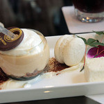 ストリングス ラウンジ - ヴェリーヌ・カフェラッテ、イチジクのマカロン
      自家製無花果のコンフィチュールを使用