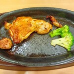 ガスト - 料理写真:若鶏のスパイス焼き。申し訳程度についてきたブロッコリーかガストさんらしくて苦笑。