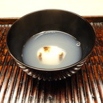 緒方 - 夜桜に見立てたお椀。焼いたユリ根と何とシジミの濃厚な汁