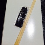 Aioimochi - 包装の下にはごま塩とお箸♪