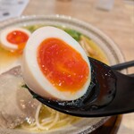 煮干そば・鶏そば藍×福井らーめん五目亭 - 濃厚半熟味玉ズーム
