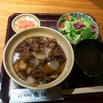 Buta sute - 牛丼サラダ付