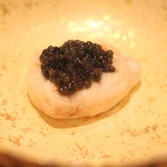 三谷 - 河豚の白子 キャビアのせ には 醸し人九平次 2014　山田錦 を　　(2015/03)